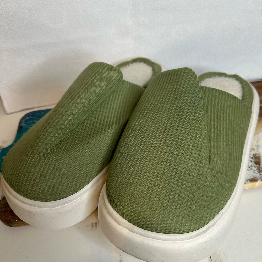 Green Cloud  Slides with fuzzy inside or outside.